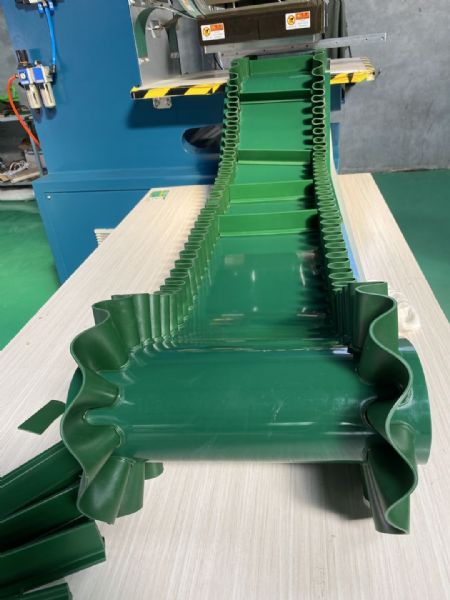 定制 PVC挡板绿色输送带物料爬坡传输送带物流工业挡板裙边传送带